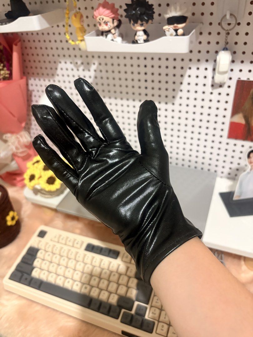 Black Leather Gloves (Category: Gloves) located in San Pedro. Submitted by byeonhazel (Listing ID 1469590782, Image 1). Description: -Black leather gloves -Medium size (women's) -used once only (for photoshoot) 📍San Pedro Laguna ✅Meet-up around San Pedro ✅Shipping via J&T/LBC .