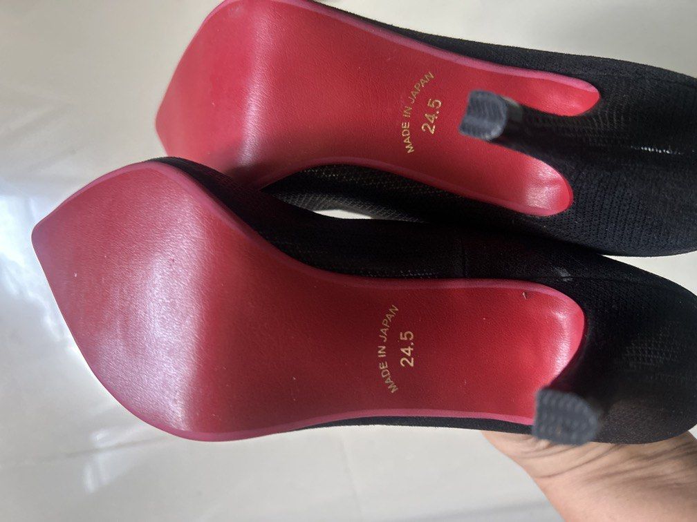 Black heels 24 .5 (Category: Heels) located in Cavite. Submitted by cecitrifthshop (Listing ID 1469625267, Image 2). Description: pair of black textured pointed-toe stiletto pumps branded with "vanity beauty" on the insole size 24.5 .