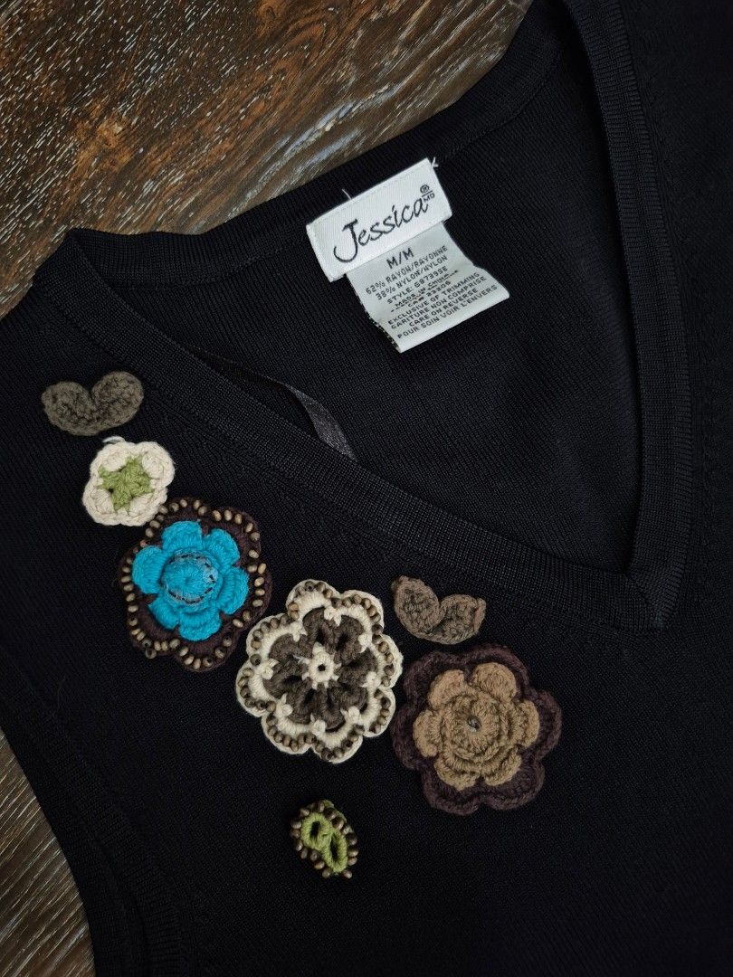 Black Knit Sleeveless (Category: Sleeveless) located in Santa Cruz. Submitted by deenem (Listing ID 1469615234, Image 3). Description: Like New😍👌 No flaws👌 M on Tag Can fit M-L Asian (Measurements laid flat in inches) Bust:15.5 Armhole:8 Lenght: 22.5 Super Stretch.