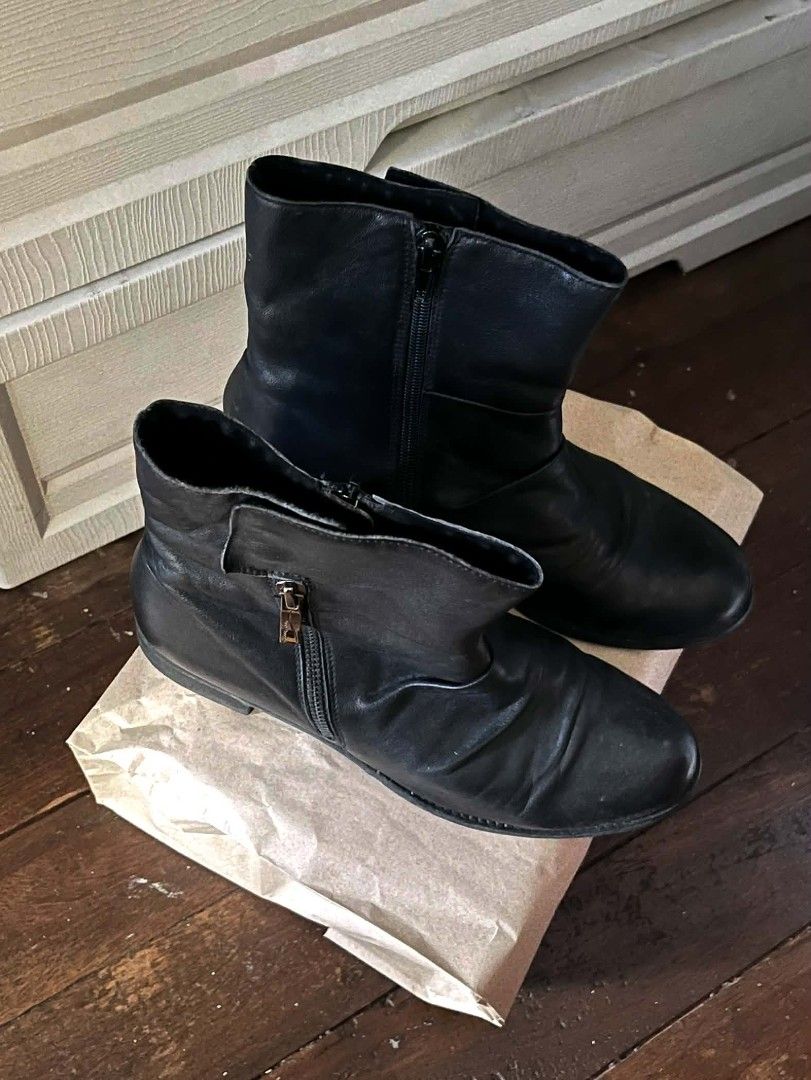 Black Leather Ankle Boots Style HEV46 Size 39 (Category: Boots) located in Manila. Submitted by vin_take (Listing ID 1469683384, Image 1). Description: - Color & Material: Black leather with a smooth finish - Design: Stylish ruched detailing near the toe area - Closure: Easy slip-on with side zippers - Size: Euro 39, US 8.0, UK 6.0 - Style Code: HEV46 - Comfort: Perfect for comfortable, everyday wear.