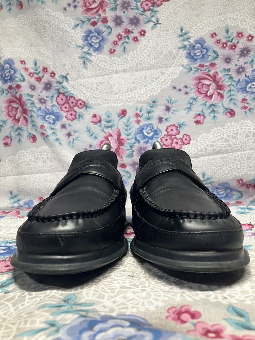 BLACK LEATHER PENNY LOAFERS (Category: Casual Shoes) located in General Mariano Alvarez. Submitted by adonid (Listing ID 1469660981, Image 3). Description: BLACK LEATHER PENNY LOAFERS GOOD CONDITION NORMAL SIGN OF USAGE ONLY SIZE: 25.5 cm men .