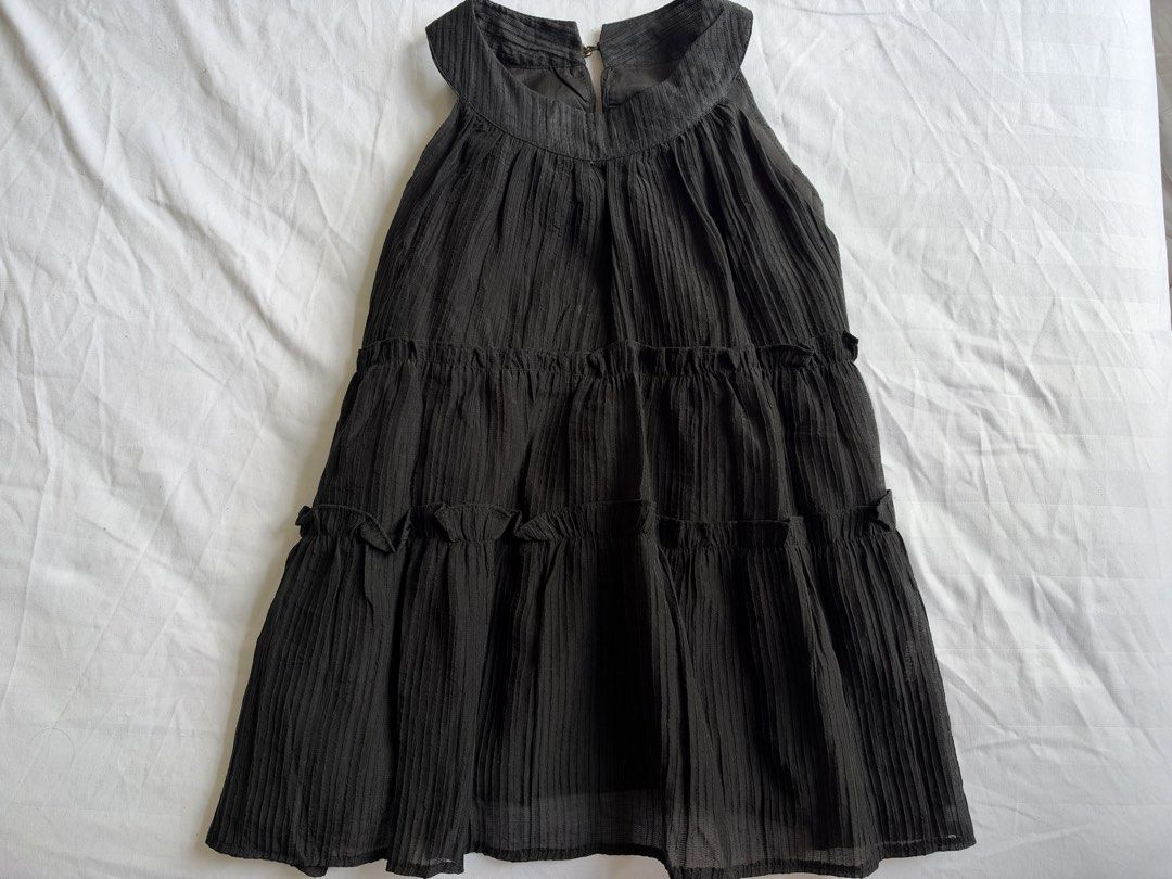 Black Pleated Halter Top (Category: Sleeveless) located in Quezon City. Submitted by grapejuiceblue2 (Listing ID 1469594998, Image 1). Description: 🏷️No Brand (size M-L on tag!) - worn - rfs: decluttering - mop: gcash only - mod: lalamove/j&t - price + sf.