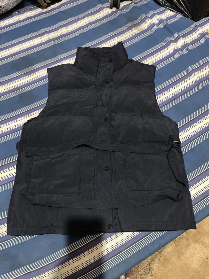 Black puffer vest (Category: Coats, Jackets and Outerwear) located in Makati City. Submitted by tanenya10478407 (Listing ID 1469711640, Image 1). Description: -L-XL -used once -unisex -no damages at all -delivery via lalamove .