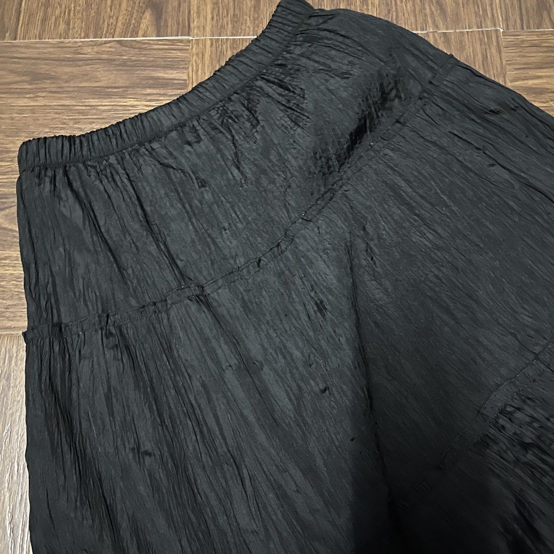 Black Ruffled skirt large (Category: Skirts) located in Valenzuela. Submitted by musearchive (Listing ID 1469719432, Image 2). Description: 29-33 waist inch Stretchy Lalamove or jnt Gcash .
