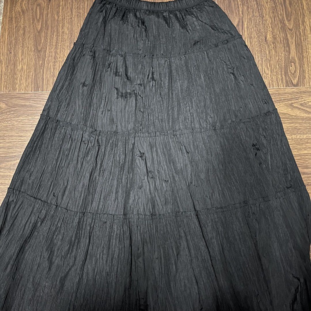 Black Ruffled skirt large (Category: Skirts) located in Valenzuela. Submitted by musearchive (Listing ID 1469719432, Image 1). Description: 29-33 waist inch Stretchy Lalamove or jnt Gcash .