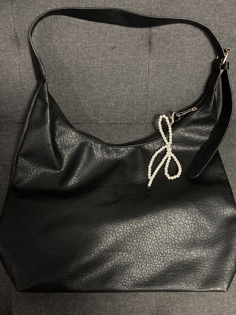 Black Shoulder Bag (Category: Shoulder Bags) located in Quezon City. Submitted by theclutter__ (Listing ID 1469700705, Image 1). Description: .