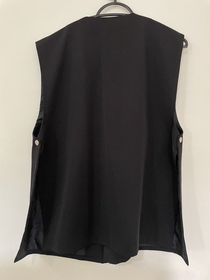 Black Sleevless Vest (Category: Sleeveless) located in Mandaue City. Submitted by piacatrina08 (Listing ID 1469635519, Image 3). Description: - Fits M-XL - open front and has slit on the sides .