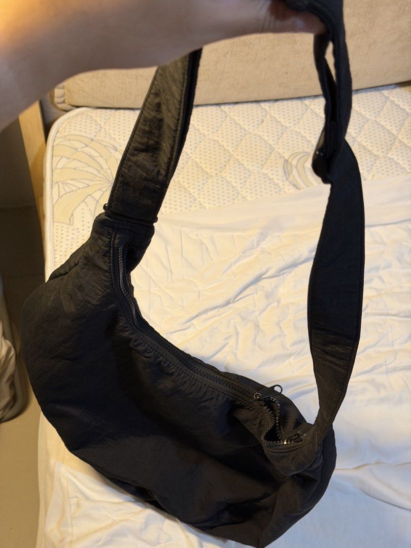 Black Slouchy Nylon Crescent Bag (Category: Beach Bags) located in Cebu City. Submitted by ednaspicks (Listing ID 1469694060, Image 2). Description: .