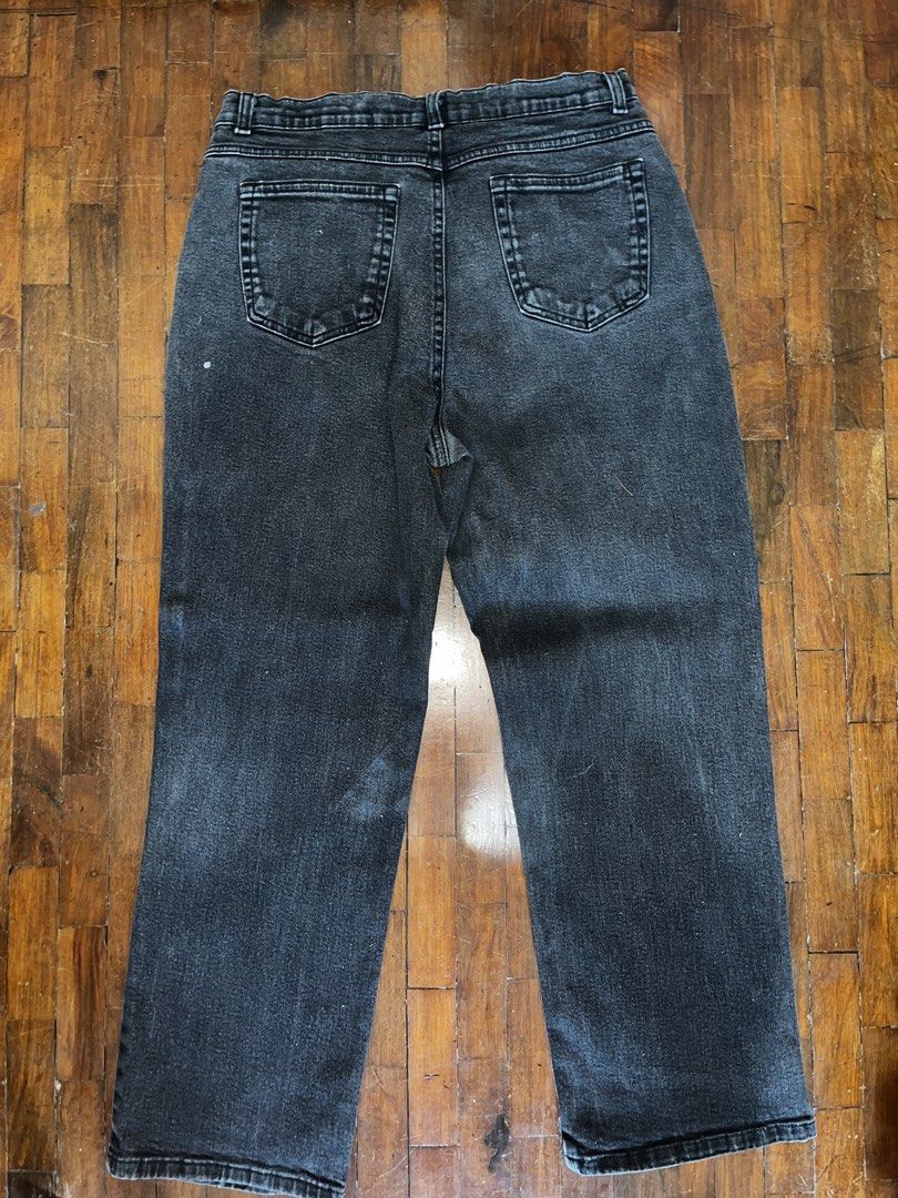 Black Straight-Fit Jeans (Category: Jeans) located in Manila. Submitted by jiroo.az (Listing ID 1469702076, Image 2). Description: thrifted Waist: 34 inches Hips: 21 inches Pants Hole: 8.5 inches Length: 39 inches.