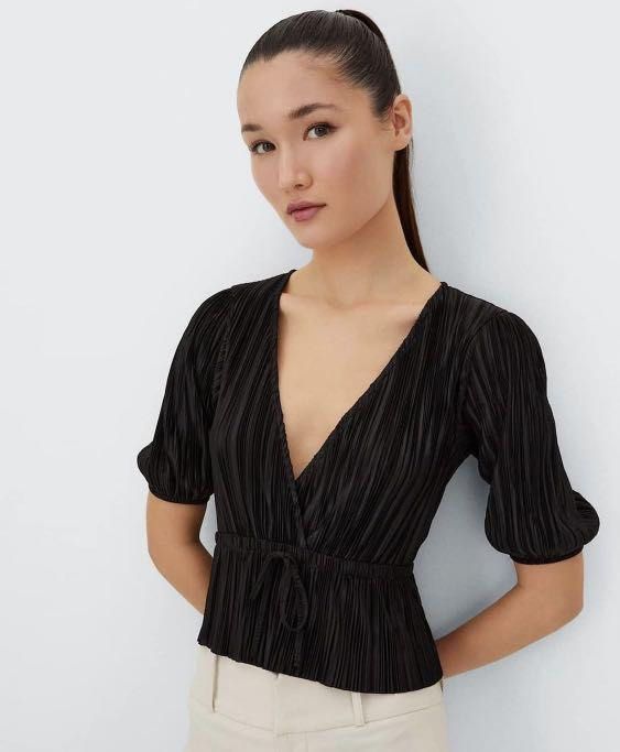 Black Top (Category: Blouses) located in Pasay City. Submitted by weartheclothes.mnl_shop (Listing ID 1469724451, Image 3). Description: Stradivarius Black Pleated Top Large on tag Fits medium also.