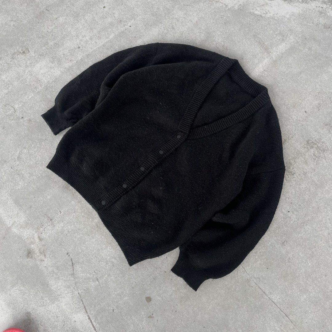 Black V-Neck Button Cardigan Sweater (Category: Coats, Jackets and Outerwear) located in General Mariano Alvarez. Submitted by aaronatas819577 (Listing ID 1469669642, Image 2). Description: - Color: Solid black - Design: V-neck, front button-down closure - Fit: Relaxed, oversized fit for ultimate comfort - Material: Soft knit with ribbed cuffs and hem - Style: Great basic layering piece for chilly days - Condition: Brand new / Excellent quality.
