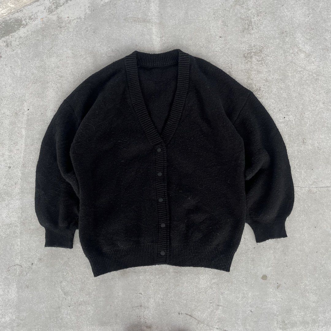 Black V-Neck Button Cardigan Sweater (Category: Coats, Jackets and Outerwear) located in General Mariano Alvarez. Submitted by aaronatas819577 (Listing ID 1469669642, Image 1). Description: - Color: Solid black - Design: V-neck, front button-down closure - Fit: Relaxed, oversized fit for ultimate comfort - Material: Soft knit with ribbed cuffs and hem - Style: Great basic layering piece for chilly days - Condition: Brand new / Excellent quality.