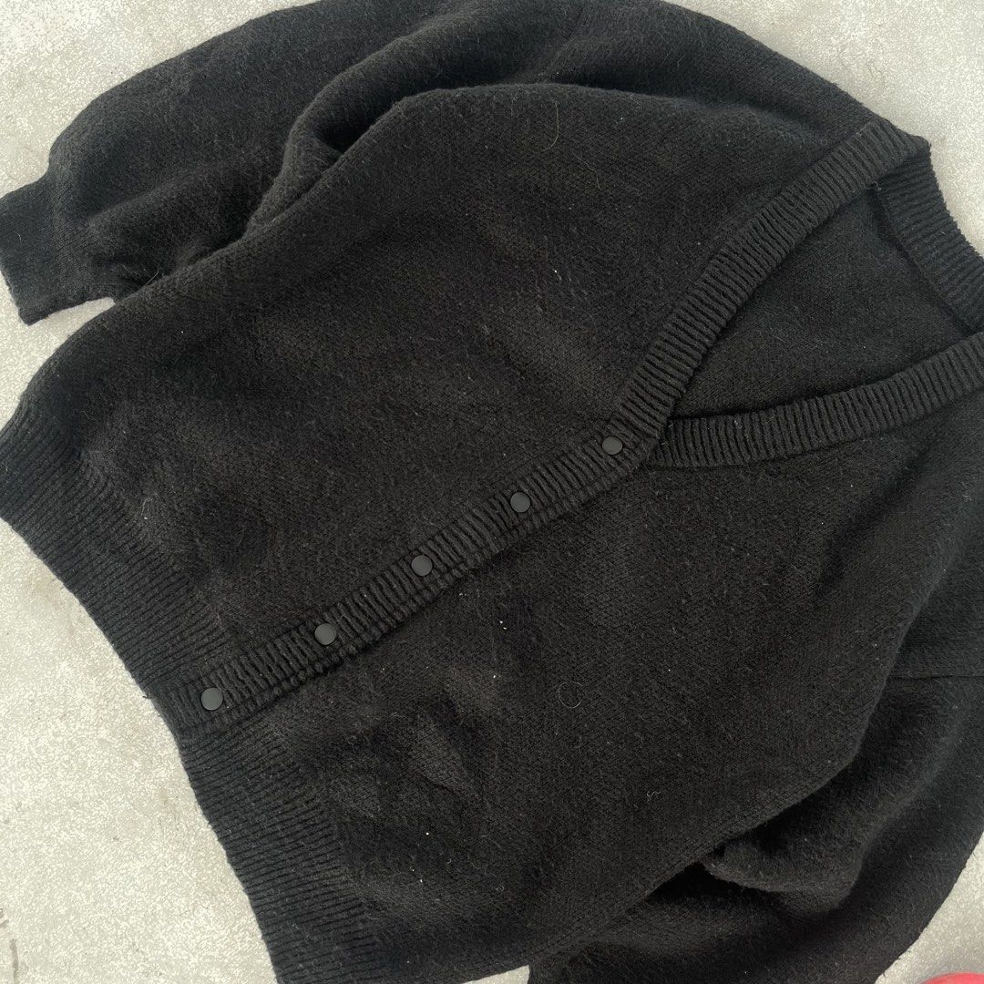 Black V-Neck Button Cardigan Sweater (Category: Coats, Jackets and Outerwear) located in General Mariano Alvarez. Submitted by aaronatas819577 (Listing ID 1469669642, Image 3). Description: - Color: Solid black - Design: V-neck, front button-down closure - Fit: Relaxed, oversized fit for ultimate comfort - Material: Soft knit with ribbed cuffs and hem - Style: Great basic layering piece for chilly days - Condition: Brand new / Excellent quality.