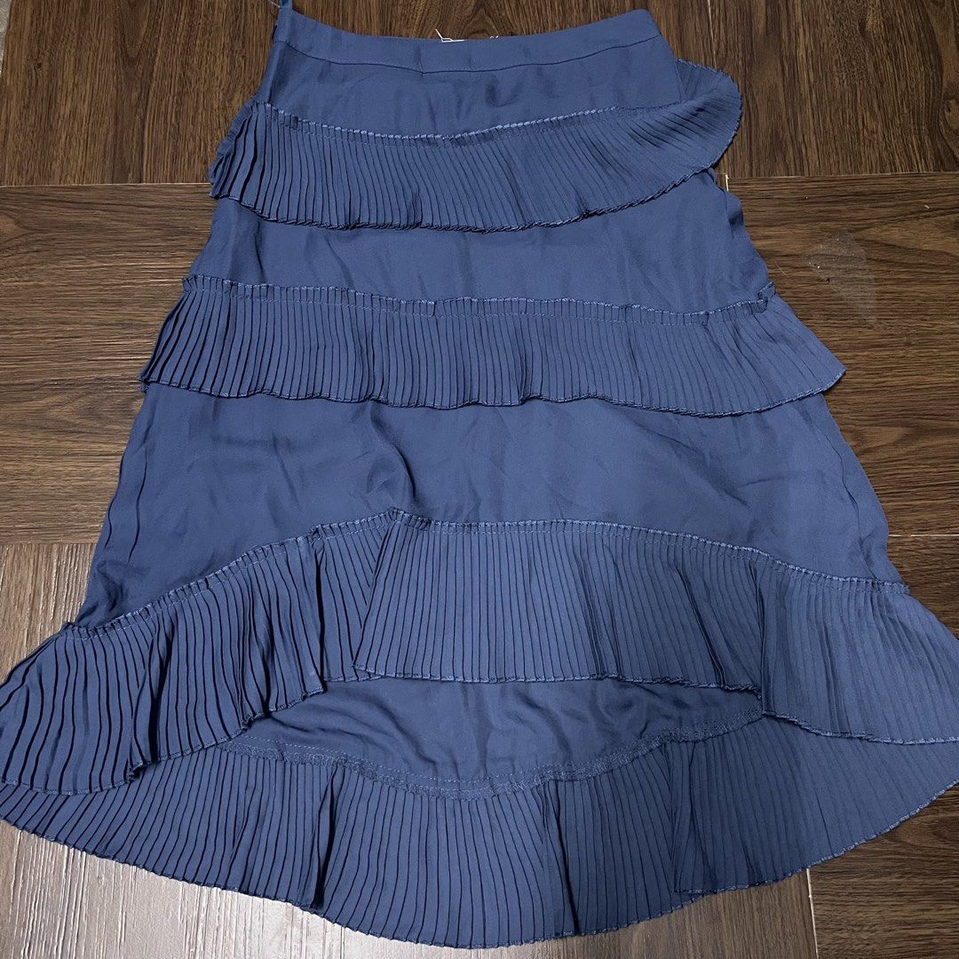 Blue ruffle asymmetric skirt (Category: Skirts) located in Valenzuela. Submitted by musearchive (Listing ID 1469717083, Image 1). Description: 27-28 waist inch Zipper No issue Jnt or lalamove Gcash or maribank.