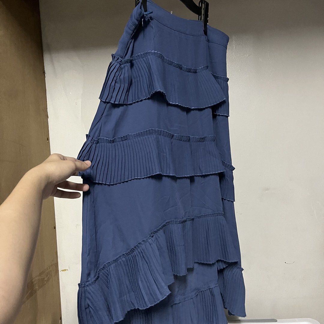 Blue ruffle asymmetric skirt (Category: Skirts) located in Valenzuela. Submitted by musearchive (Listing ID 1469717083, Image 3). Description: 27-28 waist inch Zipper No issue Jnt or lalamove Gcash or maribank.