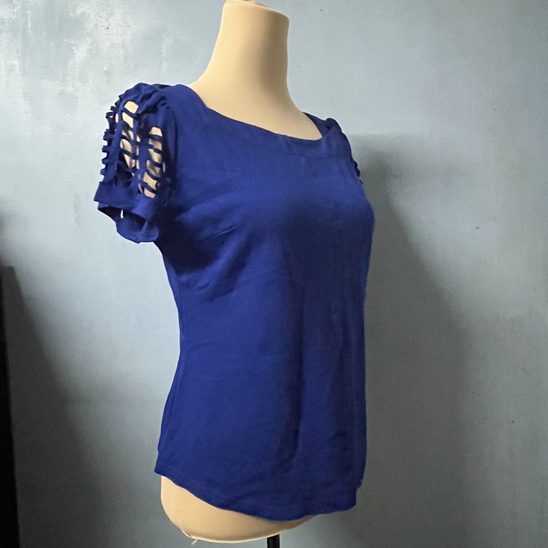 Blue square top large (Category: Blouses) located in Valenzuela. Submitted by musearchive (Listing ID 1469727452, Image 2). Description: 24x18 No issue As is Jnt Gcash.