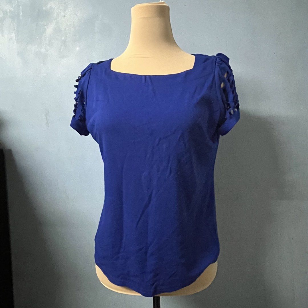 Blue square top large (Category: Blouses) located in Valenzuela. Submitted by musearchive (Listing ID 1469727452, Image 1). Description: 24x18 No issue As is Jnt Gcash.