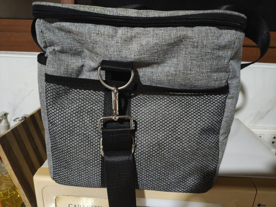 BLUETTI AHMO-20 20L Cooler Bag Grey (Category: Tote Bags) located in Munoz. Submitted by toy_zone (Listing ID 1469675317, Image 3). Description: - Brand/Model: BLUETTI AHMO-20 Cooler Bag - Color/Material: Grey heather fabric with silver insulated foil lining - Capacity: 20 liters (0.7 cu. ft.) - Features: Top carry handles, detachable black shoulder strap with metal clips, smooth-gliding zippers - Pockets: Inner zippered mesh pocket on lid, plus 