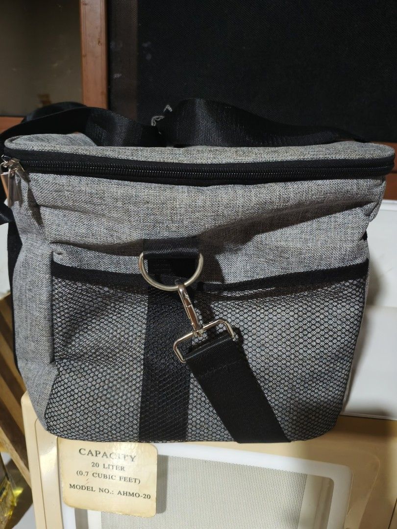 BLUETTI AHMO-20 20L Cooler Bag Grey (Category: Tote Bags) located in Munoz. Submitted by toy_zone (Listing ID 1469675317, Image 2). Description: - Brand/Model: BLUETTI AHMO-20 Cooler Bag - Color/Material: Grey heather fabric with silver insulated foil lining - Capacity: 20 liters (0.7 cu. ft.) - Features: Top carry handles, detachable black shoulder strap with metal clips, smooth-gliding zippers - Pockets: Inner zippered mesh pocket on lid, plus 
