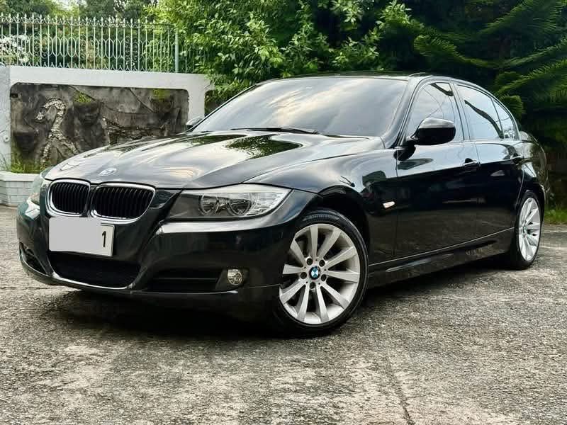 BMW 318i A/T Auto (Category: Used Cars) located in Manila. Submitted by quality_cars (Listing ID 1469686840, Image 3). Description: 2012 BMW 318i Automatic All leather seat Original Paint-Black Sapphire Metallic Yokohama Tires 215/45/17 Complete Manual book Complete duplicate key Complete Papers Ending 1. Plate 2.0 Gas engine Good Condition Price:425,000 Location: Paranaque City.