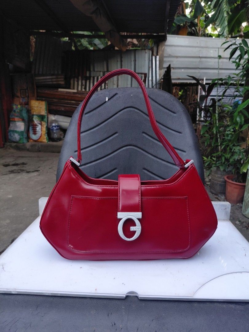 Borse Guess (Category: Luxury Bags & Wallets) located in Cabuyao City. Submitted by markrodbal45397 (Listing ID 1469656391, Image 3). Description: BORSE GUESS Y2K PATENT LEATHER EXCELLENT CONDITION NEED CLEAN ISSUE: REPAINT YUNG BUCKLE CHECK ALL DETAILS BEFORE MINE MINE: 15OO LOCATION: CABUYAO, LAGUNA.