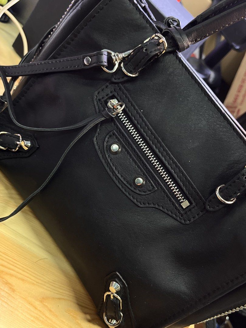 Balenciaga sling (Category: Luxury Bags & Wallets) located in Cagayan de Oro. Submitted by prelovedukayukaybags_cdo (Listing ID 1469620650, Image 3). Description: .