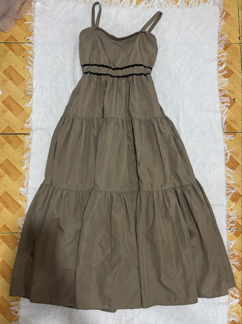 Brown Long Dress (Category: Dresses) located in Caloocan City. Submitted by chleeo.lscn (Listing ID 1469695844, Image 1). Description: .
