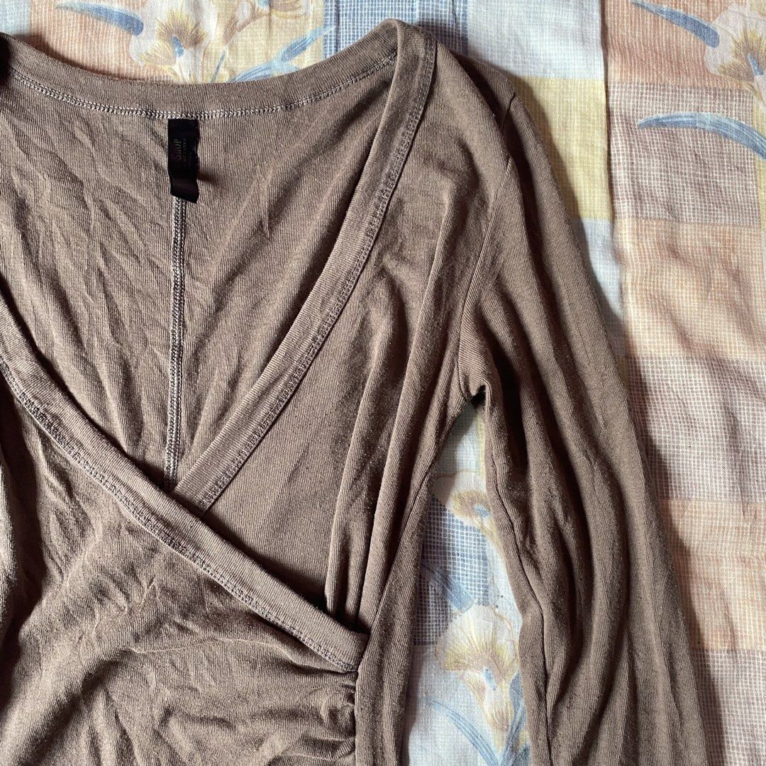 Brown Wrap Long Sleeve Top X-Small (Category: Longsleeves) located in Santiago. Submitted by dear_darlingdoll (Listing ID 1469728027, Image 2). Description: 𓆩♡𓆪 long-sleeve wrap top 𓂃 ࣪˖ 𓏵 𝓅𝓇𝒾𝒸𝑒 : ₱249 (𝒶𝓊𝓉𝑜 𝓎𝑜𝓊𝓇𝓈) 𓍯 𝒊𝒕𝒆𝒎 𝒊𝒏𝒇𝒐 ♡ 𝒷𝓇𝒶𝓃𝒹 : VS Tee Shop ♡ 𝓈𝒾𝓏𝑒 : Extra Small (on tag) ♡ 𝓂𝑒𝒶𝓈𝓊𝓇𝑒𝓂𝑒𝓃𝓉𝓈 : b 28 cm | l 61 cm ♡ 𝒻𝓁𝒶𝓌𝓈 : minor loose stitch issue along the seam/hem ──── ᓚᘏ𑄝 ──── 𓍯 𝓹𝓪𝔂𝓶𝓮�