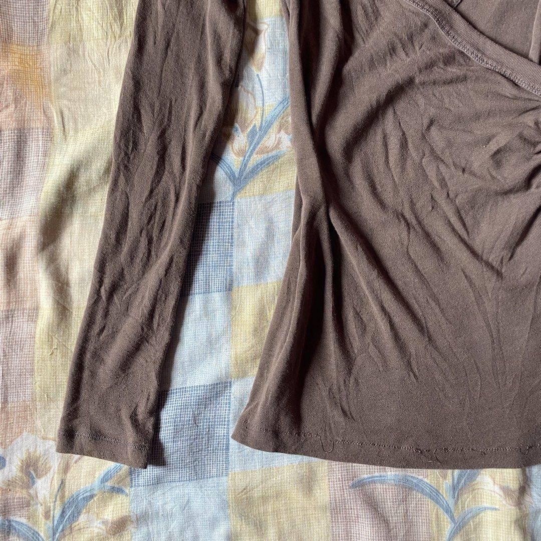 Brown Wrap Long Sleeve Top X-Small (Category: Longsleeves) located in Santiago. Submitted by dear_darlingdoll (Listing ID 1469728027, Image 3). Description: 𓆩♡𓆪 long-sleeve wrap top 𓂃 ࣪˖ 𓏵 𝓅𝓇𝒾𝒸𝑒 : ₱249 (𝒶𝓊𝓉𝑜 𝓎𝑜𝓊𝓇𝓈) 𓍯 𝒊𝒕𝒆𝒎 𝒊𝒏𝒇𝒐 ♡ 𝒷𝓇𝒶𝓃𝒹 : VS Tee Shop ♡ 𝓈𝒾𝓏𝑒 : Extra Small (on tag) ♡ 𝓂𝑒𝒶𝓈𝓊𝓇𝑒𝓂𝑒𝓃𝓉𝓈 : b 28 cm | l 61 cm ♡ 𝒻𝓁𝒶𝓌𝓈 : minor loose stitch issue along the seam/hem ──── ᓚᘏ𑄝 ──── 𓍯 𝓹𝓪𝔂𝓶𝓮�