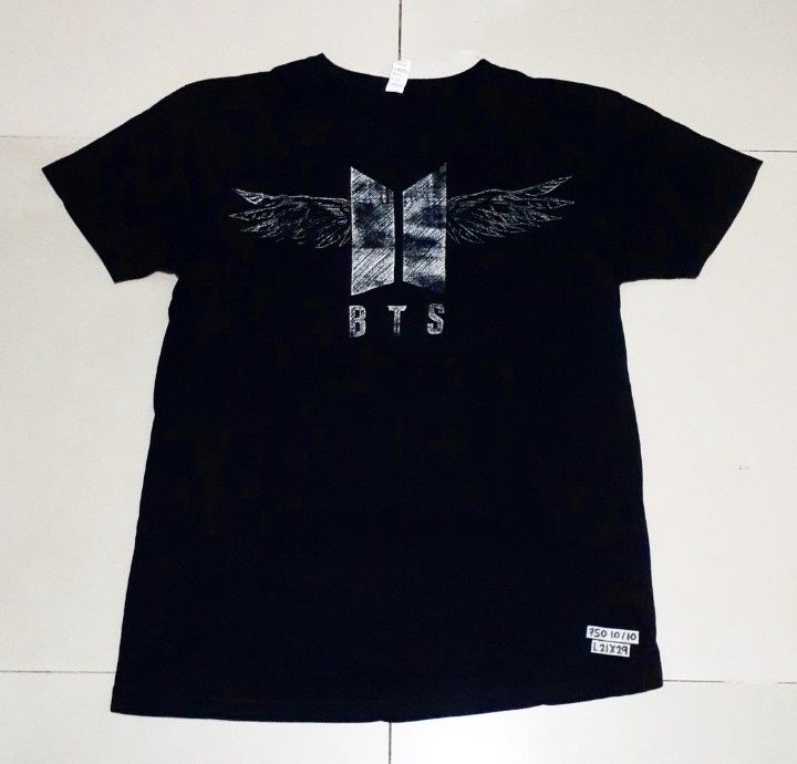 BTS Jungkook 97 Signature (Category: Tshirts & Polo Shirts ) located in Koronadal. Submitted by scottie_spliffin (Listing ID 1469618046, Image 2). Description: Size: Large (21x29) Condition/Color Rate: 10/10 Price: 750 Add SF (Courier Thru J&T).