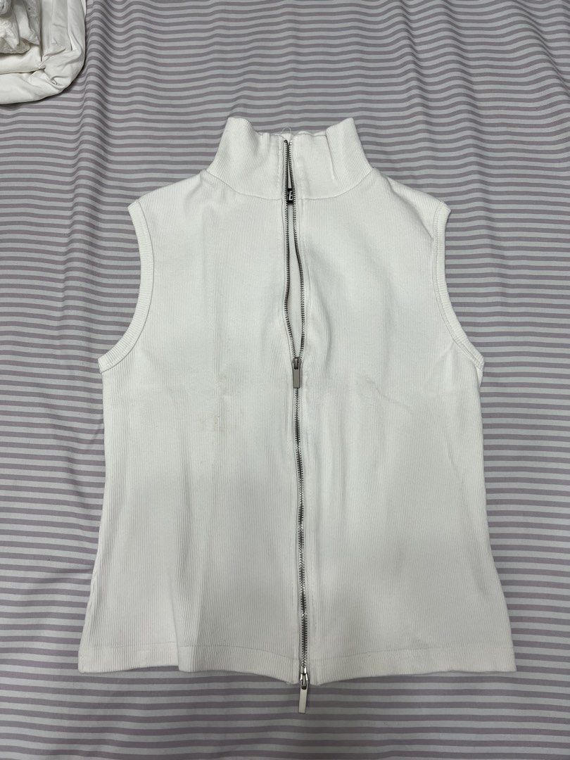 BUNDLE random white tops (Category: Sleeveless) located in Quezon City. Submitted by chimendy (Listing ID 1469630426, Image 1). Description: Selling random white tops as a bundle please get these off my hands wahahah *Some come with minor stains but they’re only because they were stuck in the closet and unworn for so long (not because of food, etc.). I believe kaya sila matanggal! .