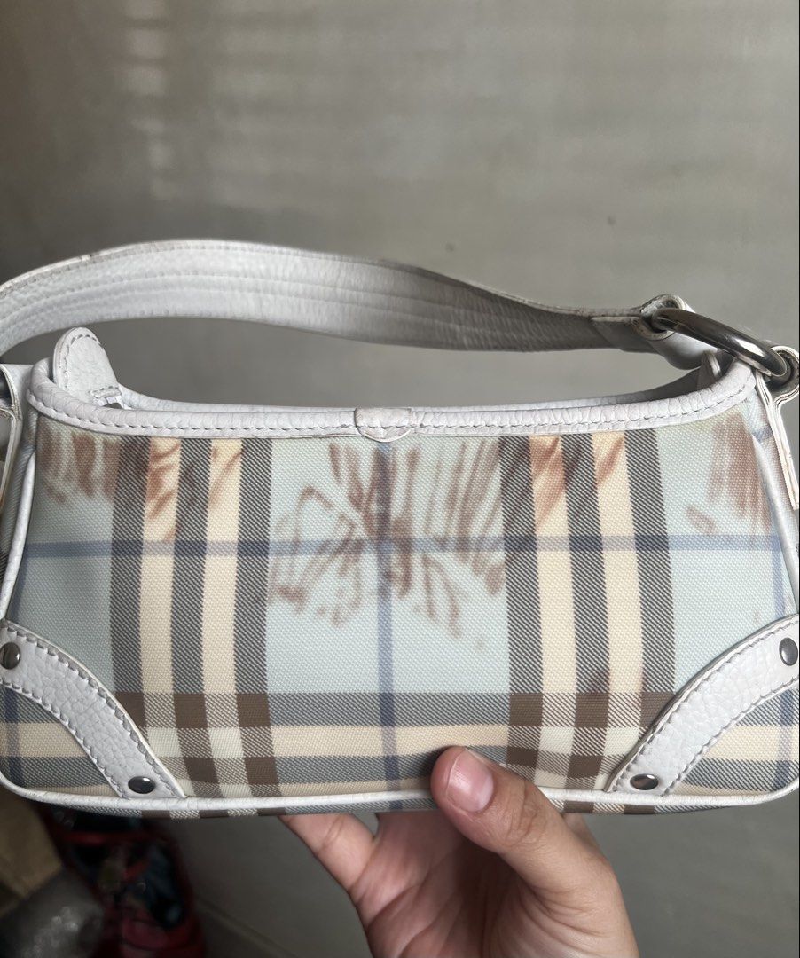 Burberry bag (Category: Luxury Bags & Wallets) located in Valenzuela. Submitted by dianzskiyo (Listing ID 1469590960, Image 3). Description: LOCATION : VALENZUELA 🎀AVAILABLE! SOLD ITEMS ARE MARKED OR DELETED🎀 Preloved Burberry pochette bag 📱 Fits Promax phones 🇮🇹 Made in Italy 📍 what you see is what you get 📍 Managed ur expectation - this is preloved 📍 Slightly negotiable 📍 All details were already posted (pls check photos para iwas sa r