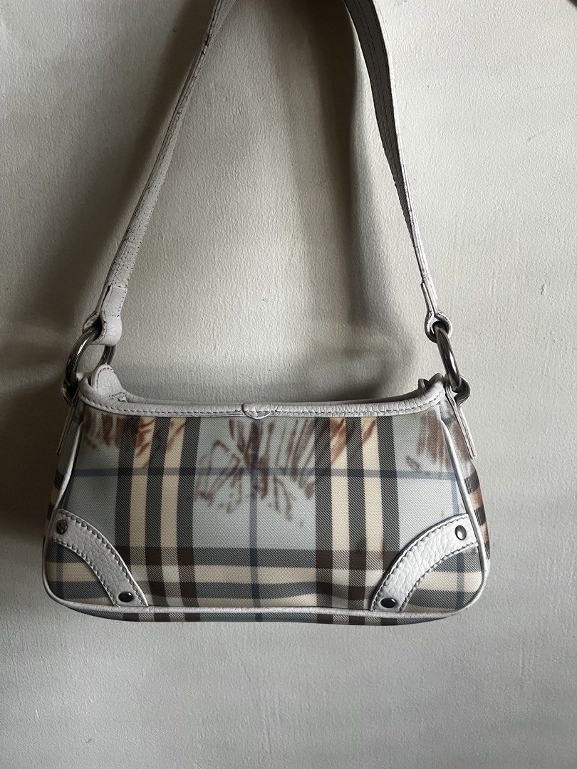Burberry bag (Category: Luxury Bags & Wallets) located in Valenzuela. Submitted by dianzskiyo (Listing ID 1469590960, Image 2). Description: LOCATION : VALENZUELA 🎀AVAILABLE! SOLD ITEMS ARE MARKED OR DELETED🎀 Preloved Burberry pochette bag 📱 Fits Promax phones 🇮🇹 Made in Italy 📍 what you see is what you get 📍 Managed ur expectation - this is preloved 📍 Slightly negotiable 📍 All details were already posted (pls check photos para iwas sa r