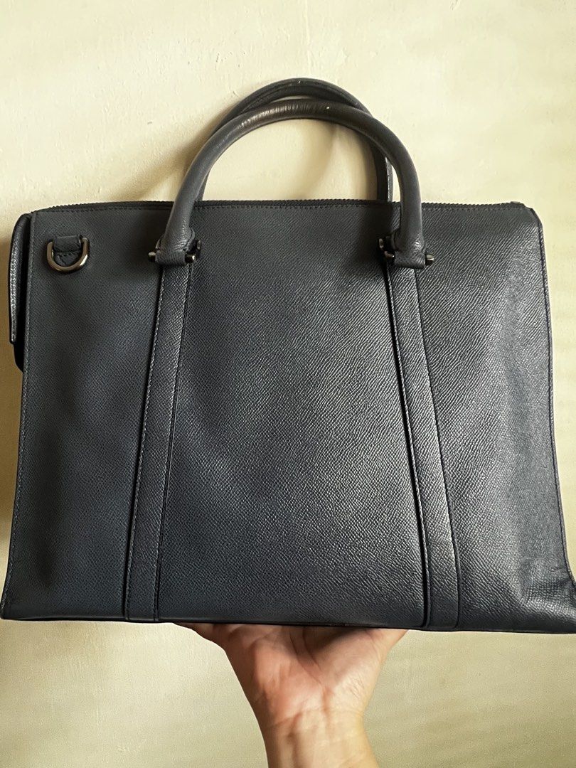 Burberry laptop bag (w/lock n key) (Category: Cross-body Bags) located in Valenzuela. Submitted by dianzskiyo (Listing ID 1469589945, Image 2). Description: LOCATION : VALENZUELA 🎀AVAILABLE! SOLD ITEMS ARE MARKED OR DELETED🎀 Preloved Burberry Laptop bag (NO SLING) 🗝️ Working lock and Key 🇷🇴Made in Romania 📍 what you see is what you get 📍 Managed ur expectation - this is preloved 📍 Slightly negotiable 📍 All details were already posted (pl