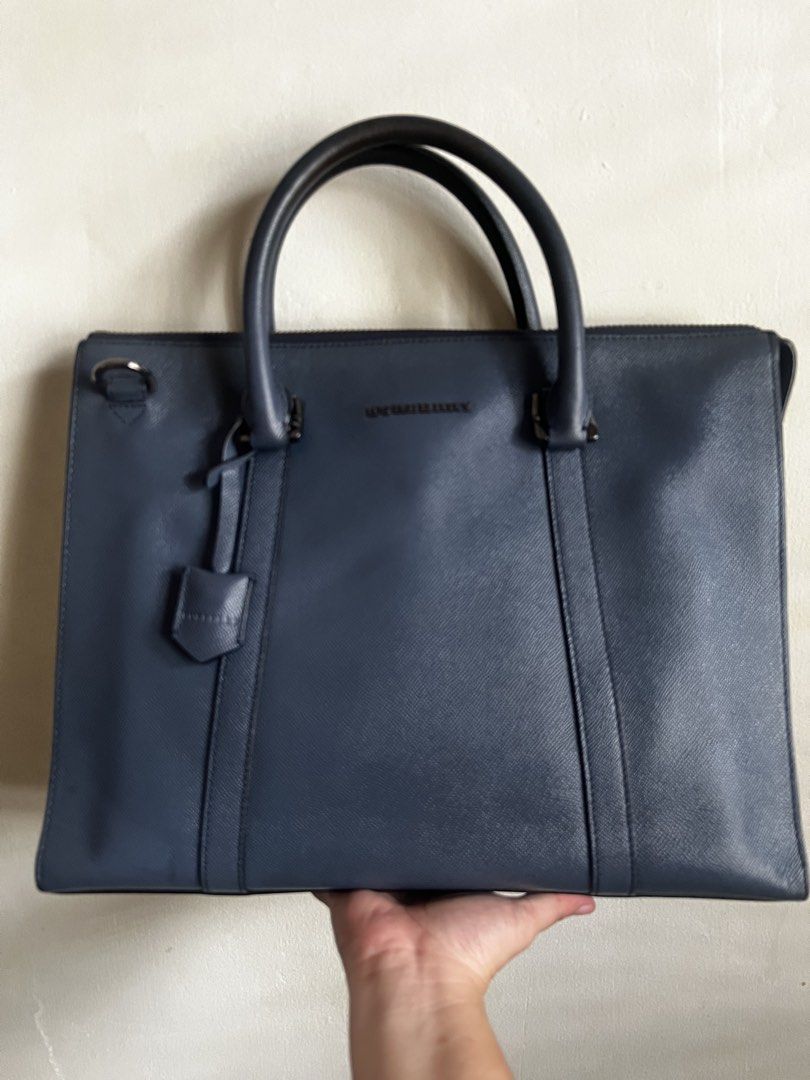 Burberry laptop bag (w/lock n key) (Category: Cross-body Bags) located in Valenzuela. Submitted by dianzskiyo (Listing ID 1469589945, Image 1). Description: LOCATION : VALENZUELA 🎀AVAILABLE! SOLD ITEMS ARE MARKED OR DELETED🎀 Preloved Burberry Laptop bag (NO SLING) 🗝️ Working lock and Key 🇷🇴Made in Romania 📍 what you see is what you get 📍 Managed ur expectation - this is preloved 📍 Slightly negotiable 📍 All details were already posted (pl