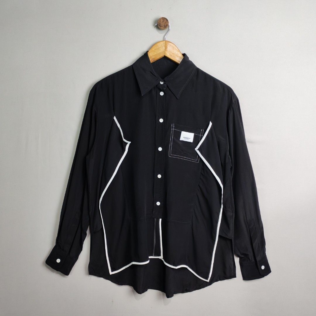 Burberry Silk Top with White Lining (Category: Luxury Apparel) located in Baguio. Submitted by luxuryph2600_eric (Listing ID 1469597055, Image 1). Description: Burberry Black Silk Top 📌 Details⬇️⬇️⬇️ 📍Excellent Condition 📍Dimes Width 22.5" Length Front 25" Back 27" 📍Color Rate 10/10 📍Size Medium 💰 PRICE 1500 FREE SHIPING 📌Loc. Baguio City Shipping Via J&T Reminder : Items are Thrifted and carefully Selected from Thrift Stores/Box/Bales Pho