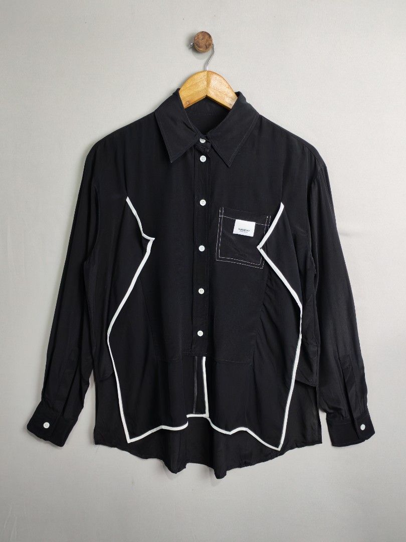 Burberry Silk Top with White Lining (Category: Luxury Apparel) located in Baguio. Submitted by luxuryph2600_eric (Listing ID 1469597055, Image 2). Description: Burberry Black Silk Top 📌 Details⬇️⬇️⬇️ 📍Excellent Condition 📍Dimes Width 22.5" Length Front 25" Back 27" 📍Color Rate 10/10 📍Size Medium 💰 PRICE 1500 FREE SHIPING 📌Loc. Baguio City Shipping Via J&T Reminder : Items are Thrifted and carefully Selected from Thrift Stores/Box/Bales Pho
