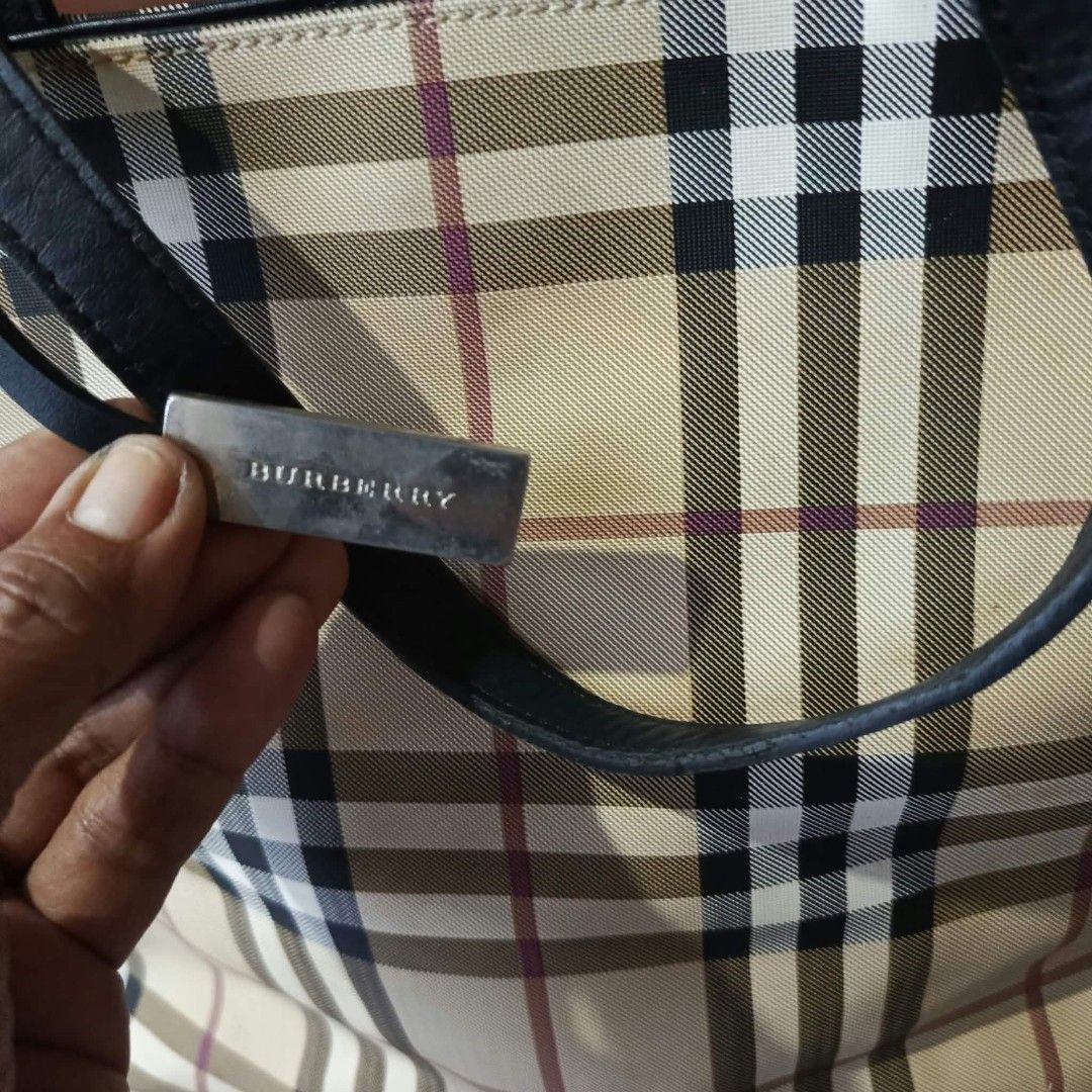 Burberry tote bag (Category: Luxury Bags & Wallets) located in Manticao. Submitted by jiachloeyana (Listing ID 1469678490, Image 2). Description: in good condition malinis.
