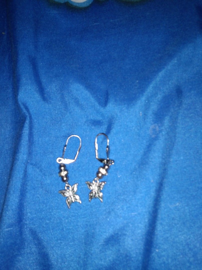 Butterfly earrings non tarnish butterfly dangling (Category: Bracelets) located in Quezon City. Submitted by eidorableshop (Listing ID 1469687607, Image 1). Description: .