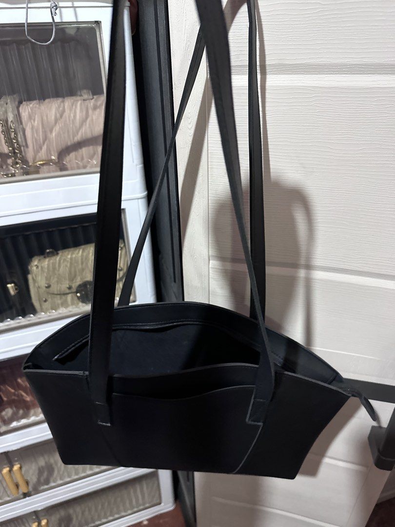 Buy 1 take 1 Straightforward bag (Category: Tote Bags) located in Caloocan City. Submitted by desbarrios30 (Listing ID 1469693510, Image 3). Description: These bags are preloved, no major issues. PM me for more details of the bag.