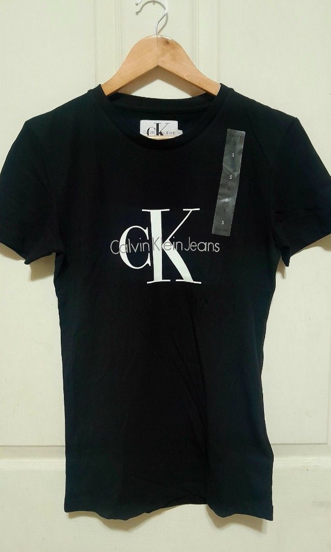 Calvin Klein Classic Blouse (Category: Blouses) located in Victoria. Submitted by wearnsel (Listing ID 1469580209, Image 1). Description: Womens Slimfit 💯 Original Brandnew Available size: Small (2) W17 x L26 P 2,199 Items from Australia DISCLAIMER: We are not affiliated with any of the brands mentioned in our post. All copyrights are solely of the original brand owner..