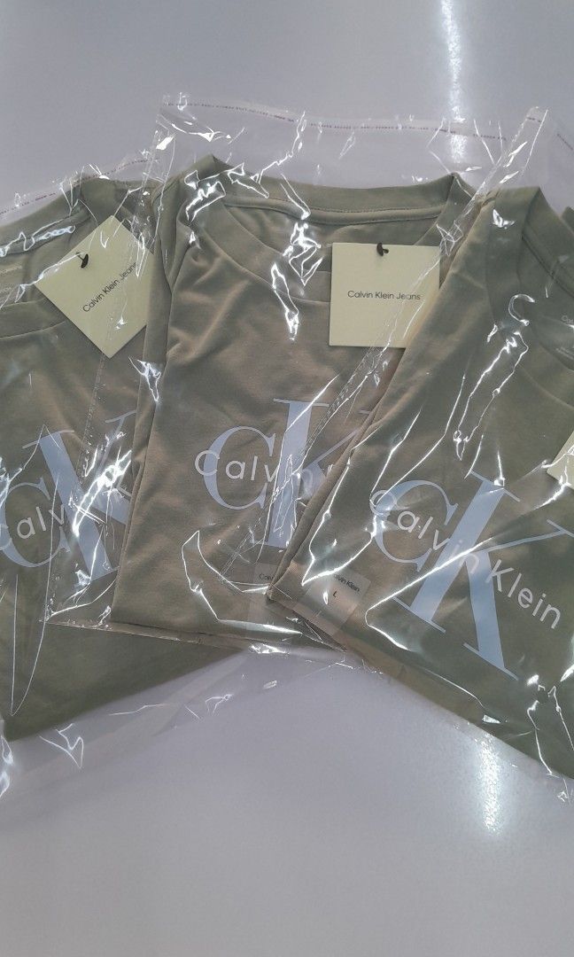 Calvin Klein Classic Tee (Category: Blouses) located in Victoria. Submitted by wearnsel (Listing ID 1469580930, Image 3). Description: Womens Classic Fit 💯 Original Brandnew Available size: Small W19 x L24 Medium W20 x L24 Large W22 x L24.5 P2,199 Items from Australia DISCLAIMER: We are not affiliated with any of the brands mentioned in our post. All copyrights are solely of the original brand owner..