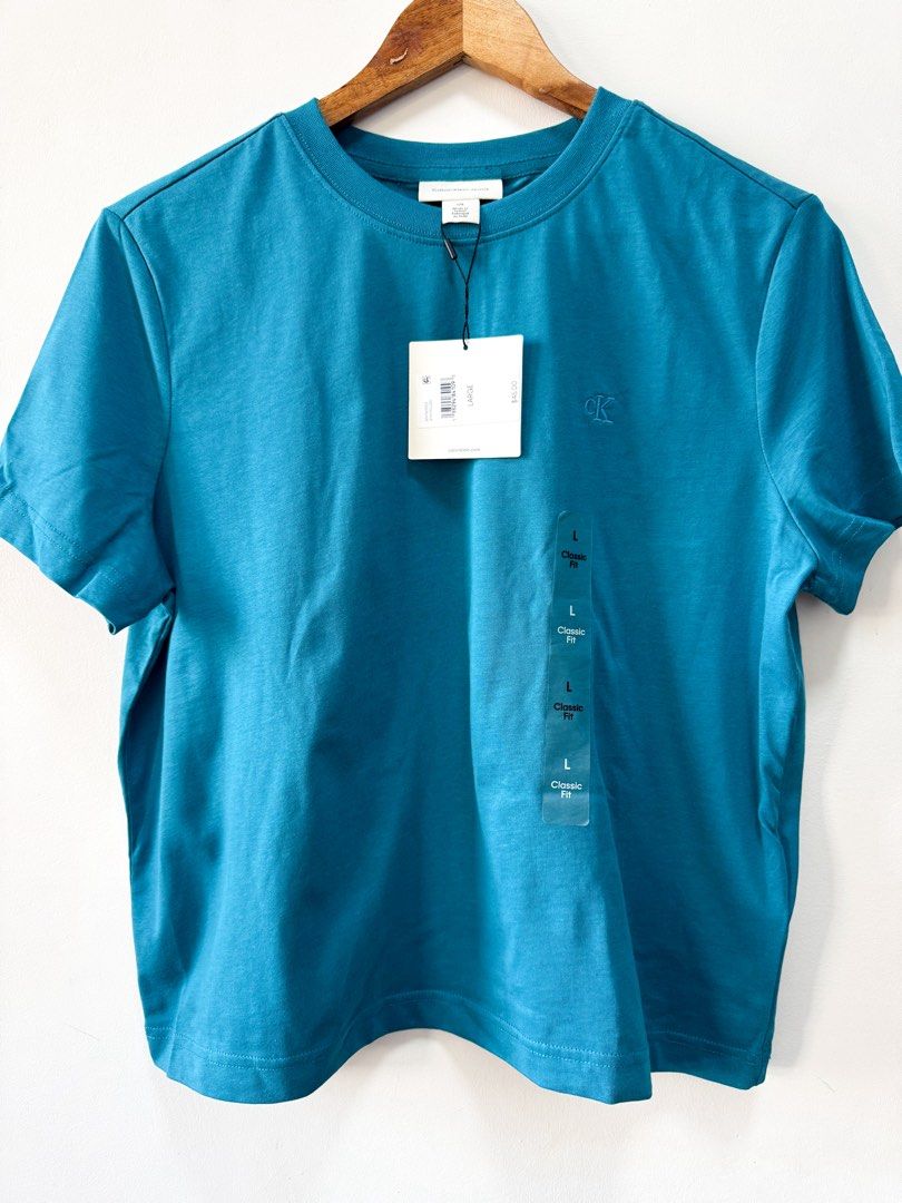 Calvin Klein Crew Neck T-shirt (Category: Shirts) located in Taguig. Submitted by curatedfinds_jd (Listing ID 1469654078, Image 2). Description: 🏷️Condition: Brandnew with tag 💰Price: ₱1,200 📏Size: Large Length: 28.5 in Width: 21.5 in 📍Location: New Lower Bicutan, Taguig City 🛵Courier: J&T or Lalamove.