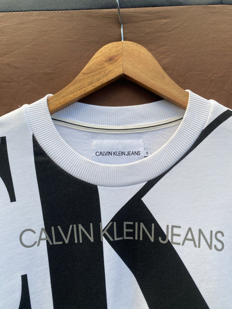 CALVIN KLEIN CREWNECK JACKET BIG L (Category: Coats, Jackets and Outerwear) located in Antipolo. Submitted by treasurethings02 (Listing ID 1469647574, Image 3). Description: CALVIN KLEIN BIG LOGO CREWNECK Excellent Condition 9.5/CR DIMENSIONS 23W/27.5L M ON TAG HEAVY COTTON COLOR WHITE PHOTO DETAILS🫶🏻.