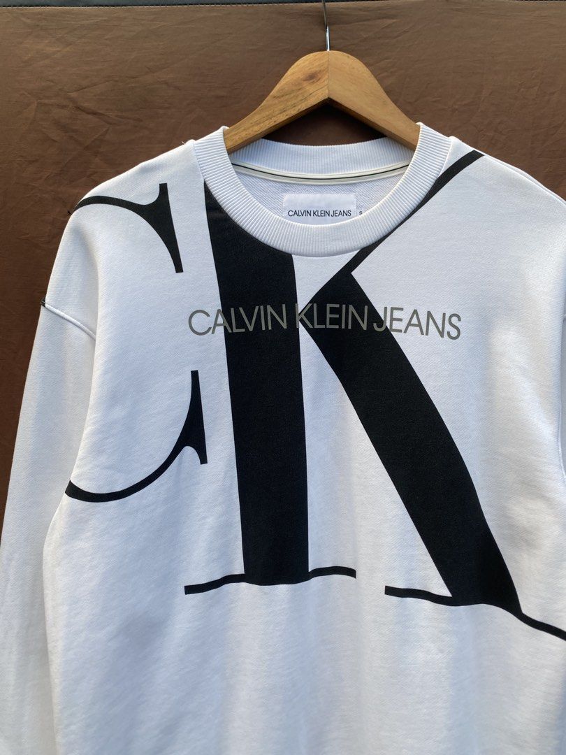 CALVIN KLEIN CREWNECK JACKET BIG L (Category: Coats, Jackets and Outerwear) located in Antipolo. Submitted by treasurethings02 (Listing ID 1469647574, Image 2). Description: CALVIN KLEIN BIG LOGO CREWNECK Excellent Condition 9.5/CR DIMENSIONS 23W/27.5L M ON TAG HEAVY COTTON COLOR WHITE PHOTO DETAILS🫶🏻.