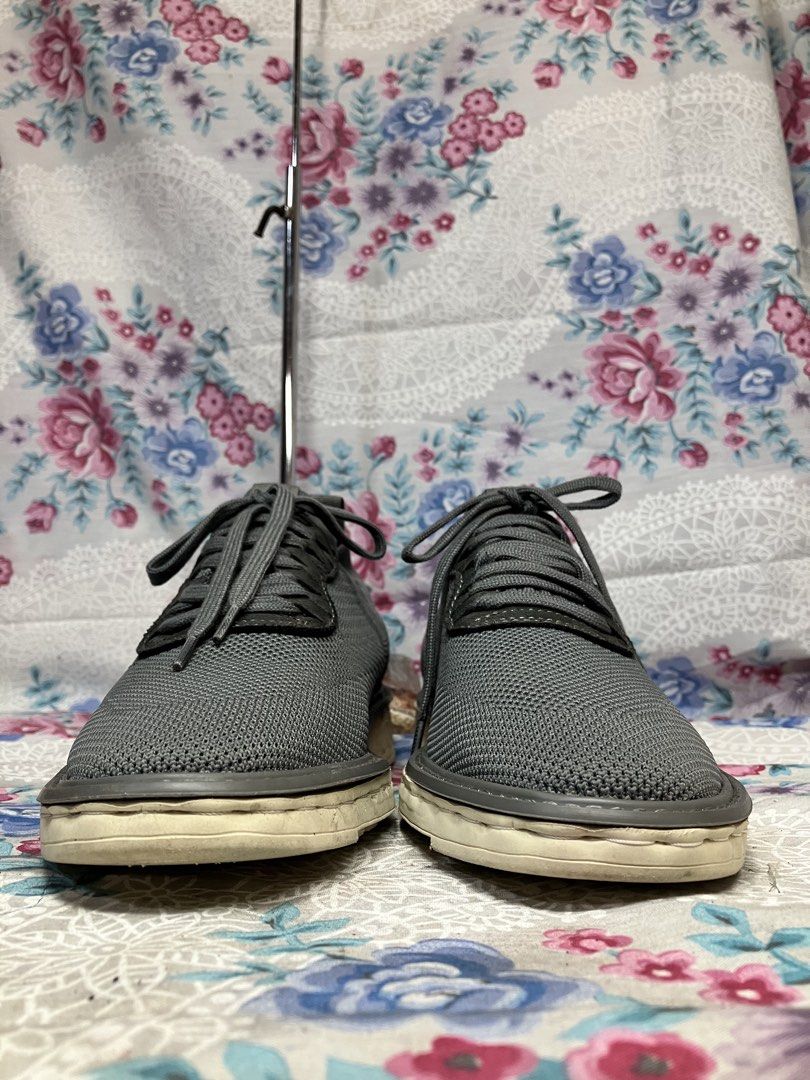 CALVIN KLEIN MEN LOW TOP SOCK SNEAKERS (Category: Sneakers) located in General Mariano Alvarez. Submitted by adonid (Listing ID 1469583765, Image 3). Description: CALVIN KLEIN MEN LOW TOP SOCK SNEAKERS GOOD CONDITION NORMAL SIGN OF USAGE ONLY SIZE . 8.5 men.