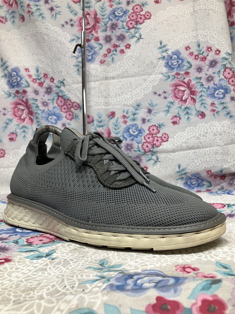 CALVIN KLEIN MEN LOW TOP SOCK SNEAKERS (Category: Sneakers) located in General Mariano Alvarez. Submitted by adonid (Listing ID 1469583765, Image 2). Description: CALVIN KLEIN MEN LOW TOP SOCK SNEAKERS GOOD CONDITION NORMAL SIGN OF USAGE ONLY SIZE . 8.5 men.