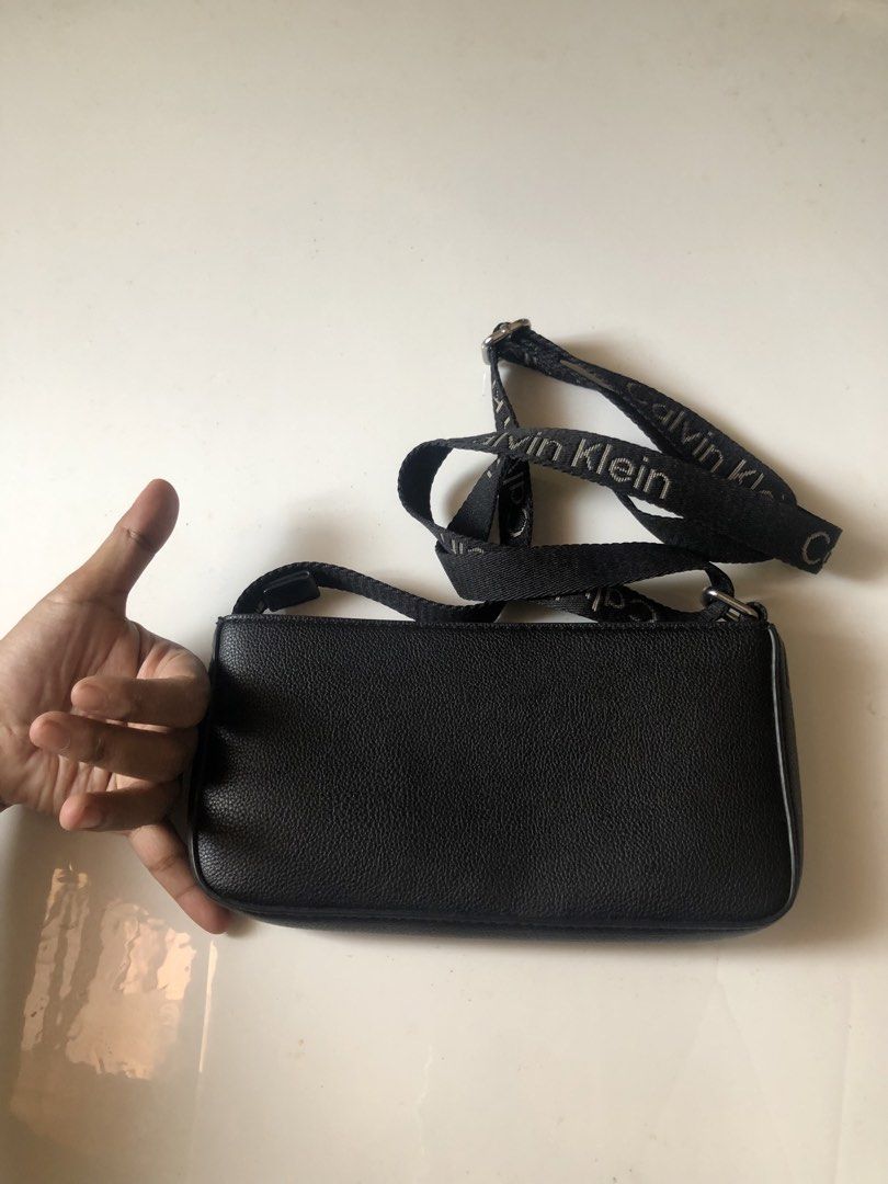 Calvin Klein Shoulder Bag (Category: Shoulder Bags) located in Manila. Submitted by thriftlangs_ig (Listing ID 1469609801, Image 3). Description: NO ISSUE USED BUT NEVER BEEN ABUSED, ONCE LANG NAGAMIT… YAN NA LP WAG NIYO NG BARATIN NG SOBRA .