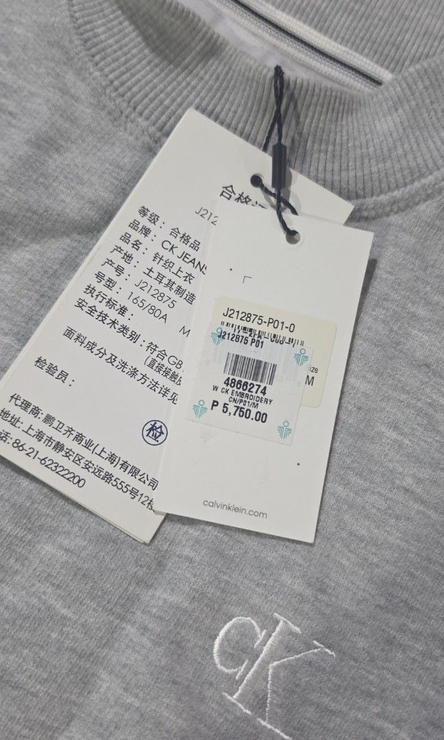 Calvin klein sweatshirt (Category: Coats, Jackets and Outerwear) located in Angeles City. Submitted by globalfindscollectibles (Listing ID 1469675469, Image 3). Description: selling low since im decluttering price still negotiable for sure buyers.