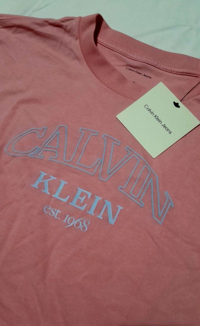 Calvin Klein Tee (Category: Blouses) located in Victoria. Submitted by wearnsel (Listing ID 1469580601, Image 2). Description: Womens Boxy Fit 💯 Original Brandnew Available size: Xsmall W20 x L23 Small W21 x L23 Medium W22 x L23 P2,150 Items from Australia DISCLAIMER: We are not affiliated with any of the brands mentioned in our post. All copyrights are solely of the original brand owner..